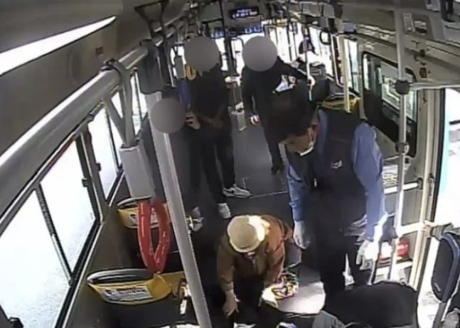 부산 200번 버스에서 심정지로 쓰러진 80대 남성 A씨에게 응급처를 하는 승객들 모습. 세익여객 제공
