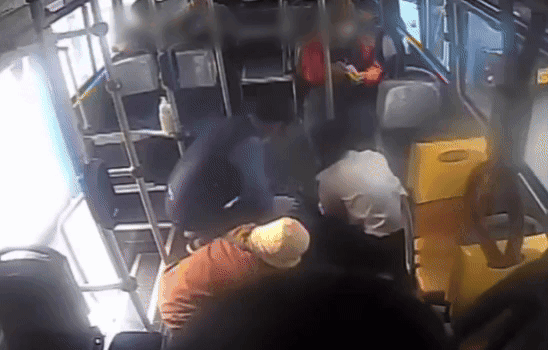 부산 200번 버스에서 심정지로 쓰러진 80대 남성 A씨에게 응급처를 하는 승객들 모습. 세익여객 제공