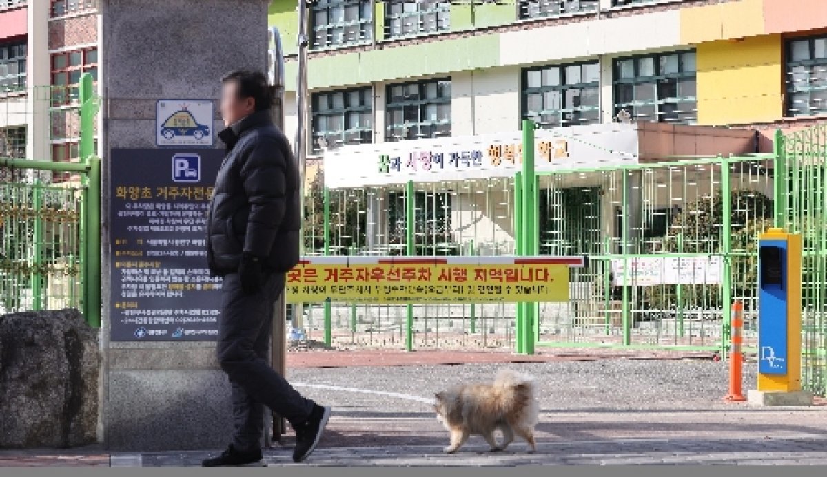학생 감소로 지난 2023년 폐교돼 주차장으로 바뀐 서울 광진구 화양초등학교 모습.  뉴스1