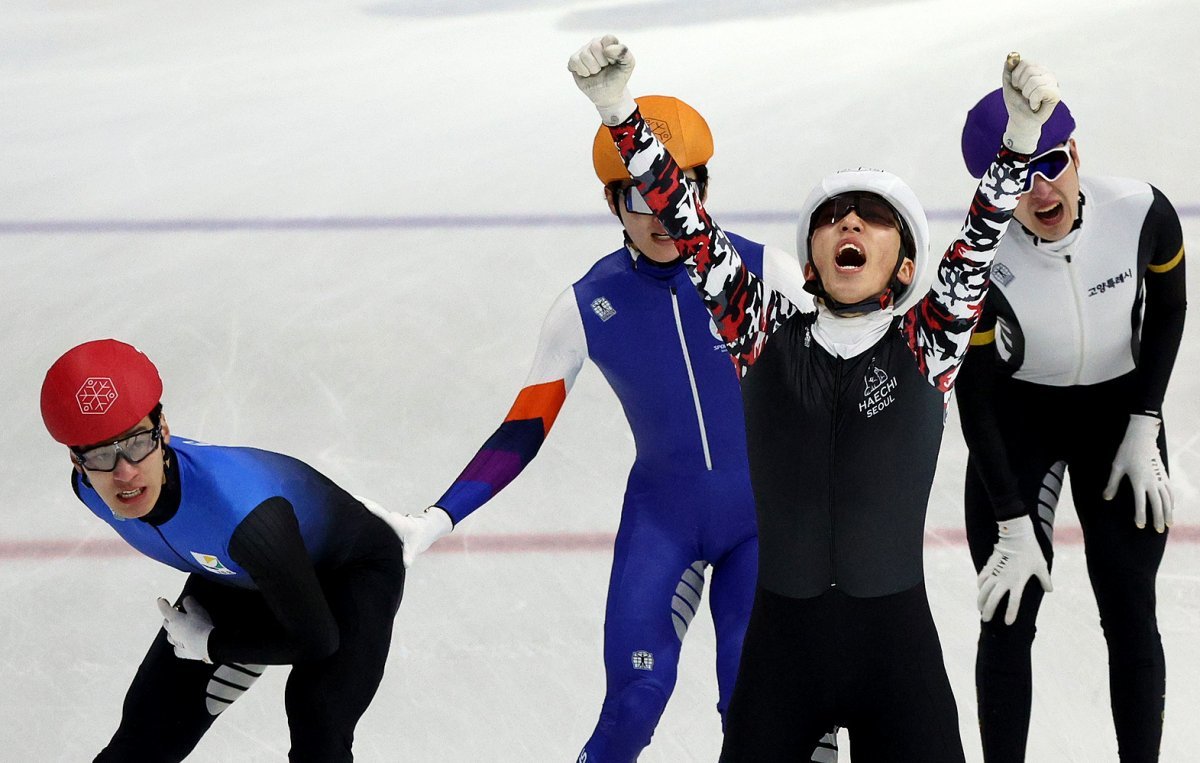 Park Ji-won (white helmet, Seoul City Hall) is cheering after crossing the finish line in first place in the men's 1500m final of the '2024-2025 Season Short Track National Team 2nd Selection Competition' held at the Mokdong Indoor Ice Rink in Yangcheon-gu, Seoul on the morning of the 11th.  The red helmet on the left is Hwang Dae-heon.  2024.4.11/News 1