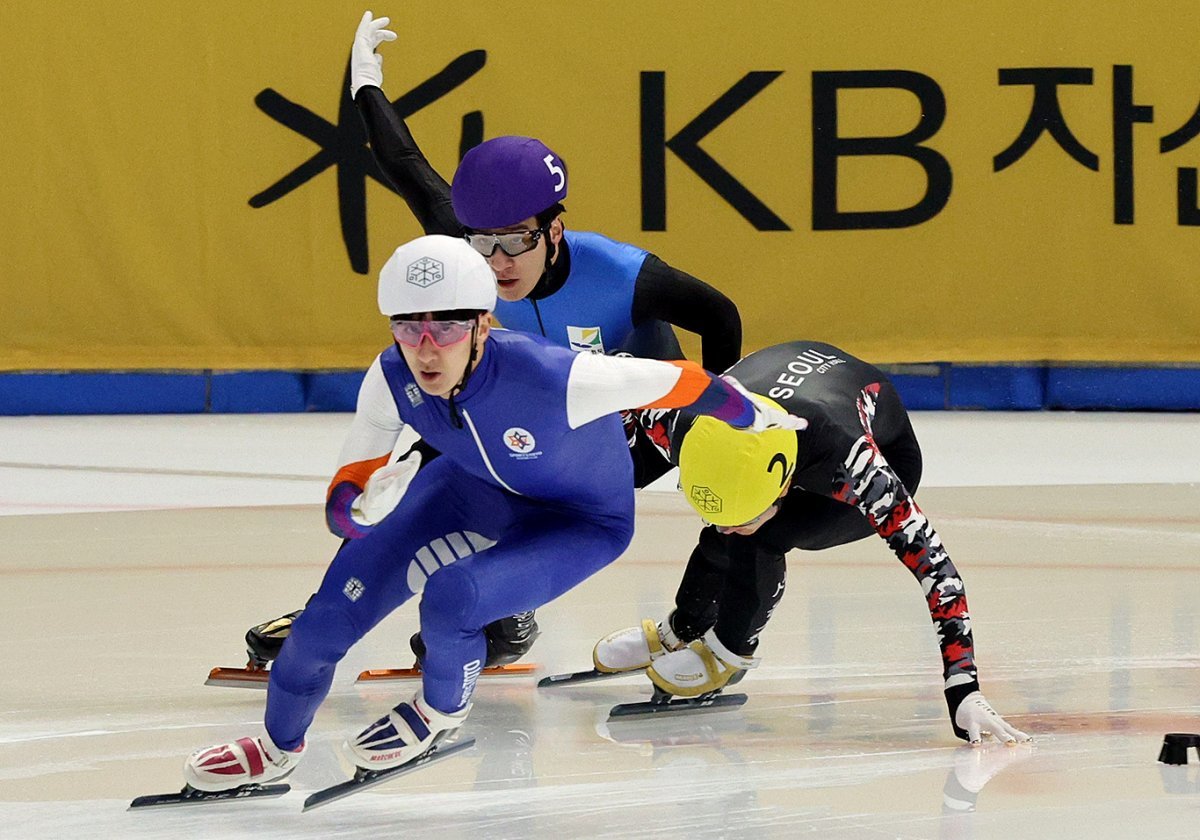 Hwang Dae-heon (purple helmet, Gangwon Provincial Office) collided with Kim Tae-seong (yellow helmet, Seoul City Hall) in the men's 500m final of the '2024-2025 season short track national team 2nd selection competition' held at the Mokdong Indoor Ice Rink in Yangcheon-gu, Seoul on the morning of the 11th and then raced. is continuing.  2024.4.11/News 1