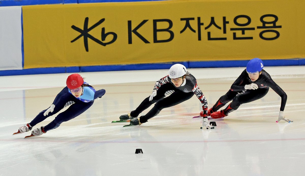 Choi Min-jeong (red helmet, Seongnam City Hall) and Shim Seok-hee (white helmet, Seoul City Hall) took first and second place, respectively, in the women's 500m final at the '2024-2025 Season Short Track National Team 2nd Selection Competition' held at the Mokdong Indoor Ice Rink in Yangcheon-gu, Seoul on the morning of the 11th. Running towards the finish line.  2024.4.11/News 1