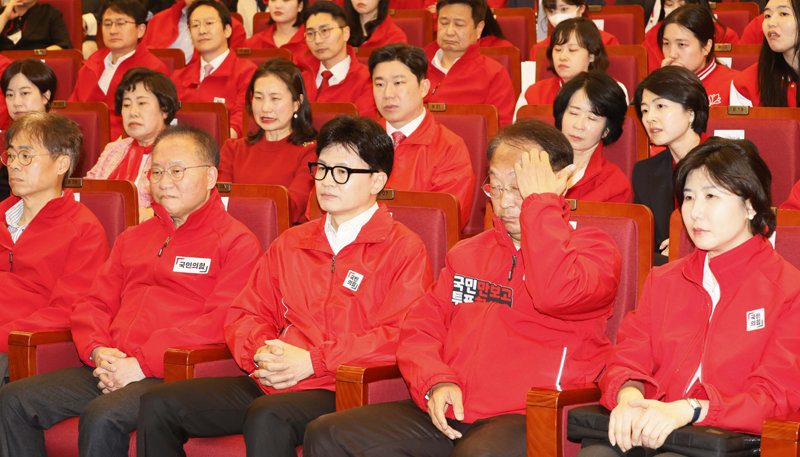 한동훈 국민의힘 비상대책위원장을 비롯한 당직자들이 10일 국회 도서관에 마련된 국회의원선거 개표상황실에서 출구조사 결과를 보고 있다. 2024.4.10 사진공동취재단