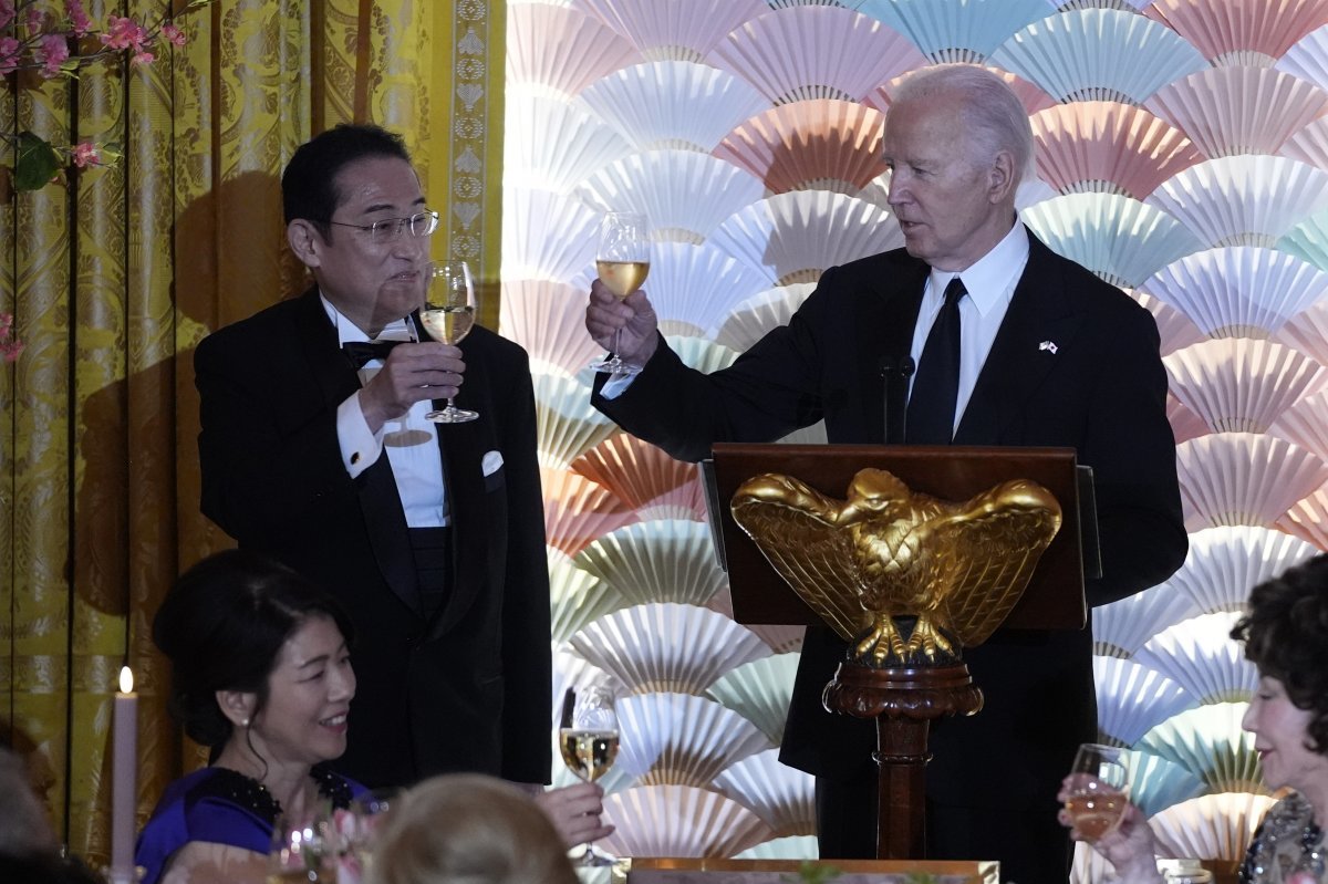 기시다 후미오 일본 총리(왼쪽)와 조 바이든 미국 대통령이 10일 워싱턴 백악관에서 열린 국빈 만찬 행사에서 잔을 들어
 건배하고 있다. 바이든 대통령은 기시다 총리가 북한과 정상회담을 개최하려는 것을 긍정적으로 평가했다. 워싱턴=AP 뉴시스