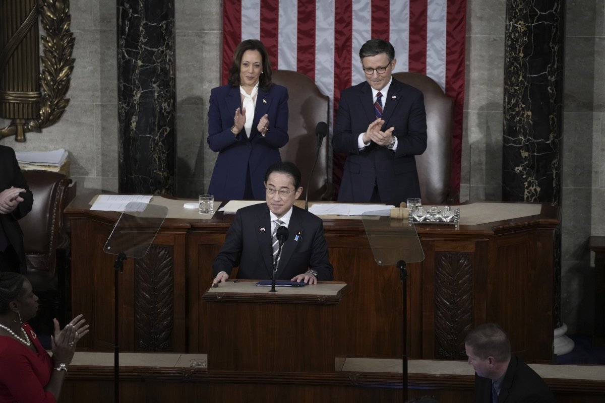 미국을 방문 중인 기시다 후미오 일본 총리가 11일 미 의회에서 상하원 합동연설을 하고 있다. AP뉴시스