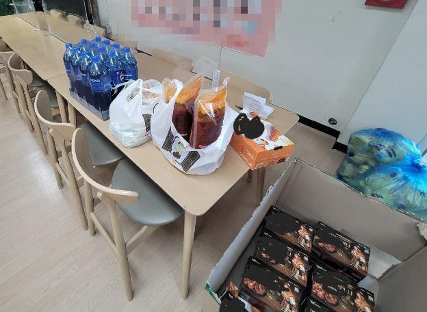 A 씨가 보육원에 기부한 치킨과 음료. 자동차 온라인 커뮤니티 ‘보배드림’ 캡처