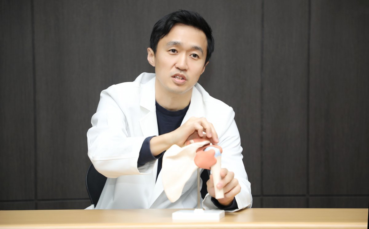 Himchan Hospital Shoulder Clinic Director Choi Gyeong-won.