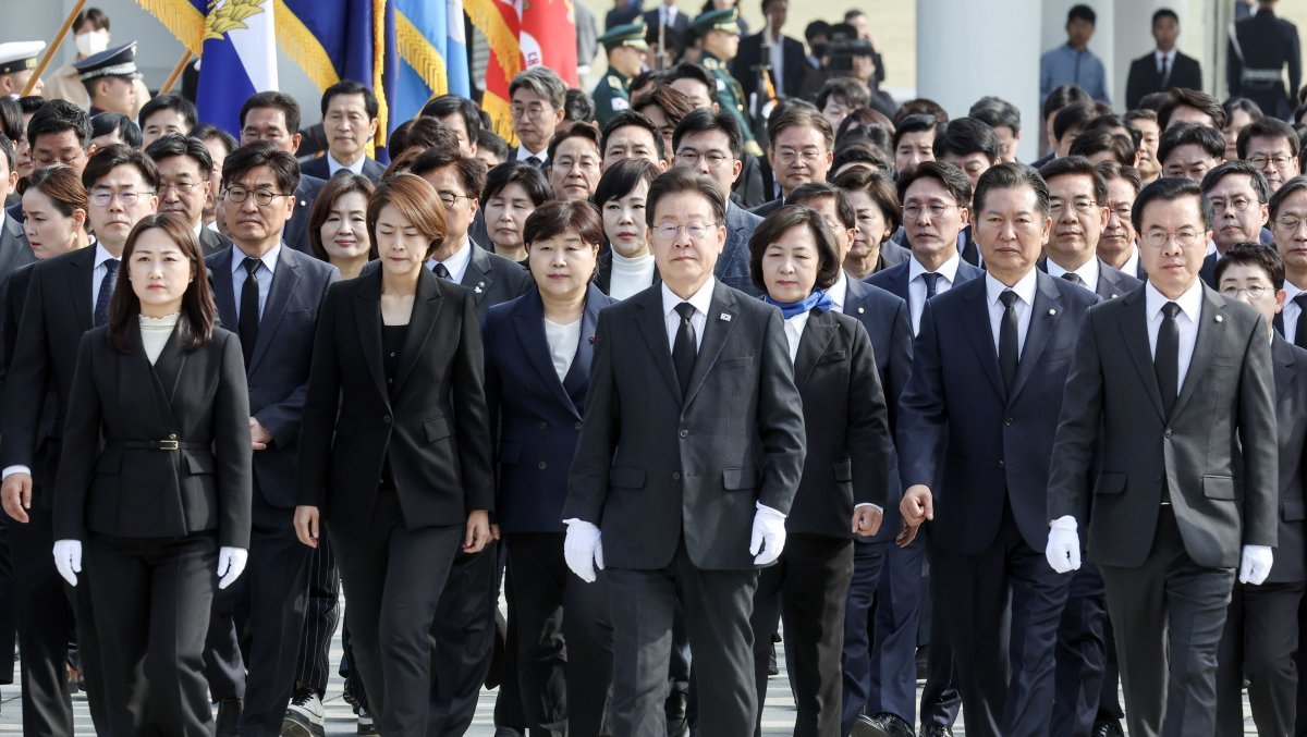 이재명 더불어민주당 대표와 윤영덕, 백승아 더불어비례연합 공동대표가 12일 오전 22대 국회의원 선거 당선인들과 서울 동작구 서울현충원을 참배하기 위해 이동하고 있다. (공동취재) 2024.4.12.뉴스1