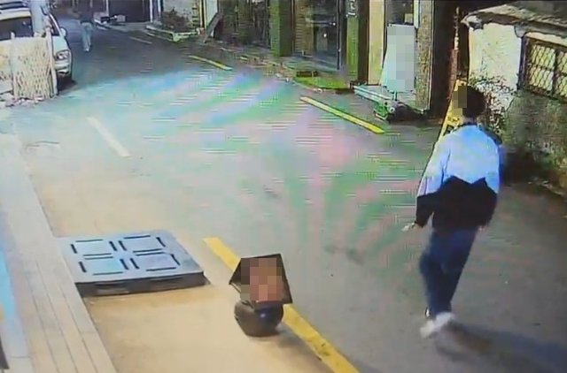 지난 10일 새벽 전북자치도 전주시에서 길가던 여성 2명을 폭행한 20대 남성이 찍힌 CCTV영상 캡처(독자 제공)2024.4.12/뉴스1
