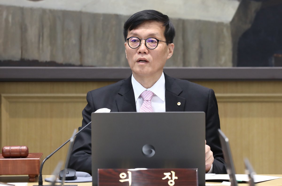 이창용 한국은행 총재가 12일 오전 서울 중구 한국은행에서 열린 금융통화위원회 통화정책방향 결정회의를 주재하고 있다. 2024.4.12.뉴스1