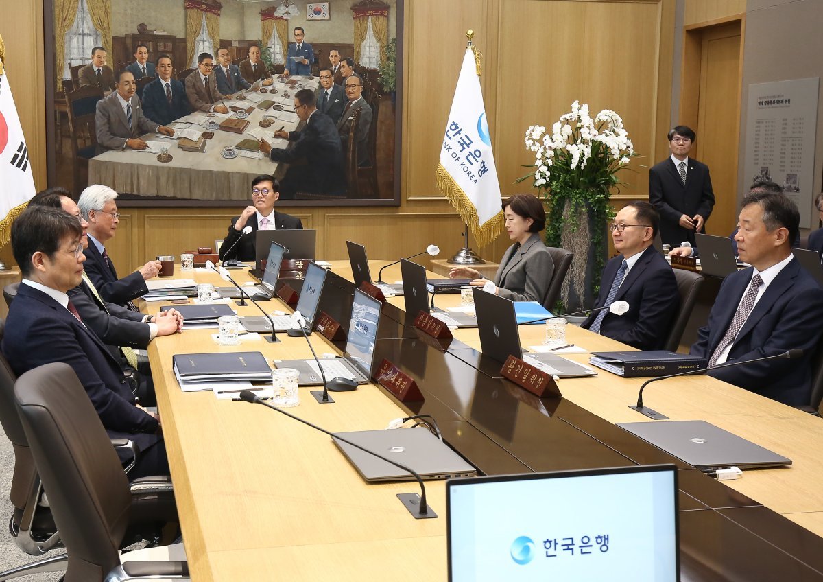 이창용 한국은행 총재가 12일 오전 서울 중구 한국은행에서 열린 금융통화위원회 통화정책방향 결정회의를 주재하고 있다. 2024.4.12.뉴스1