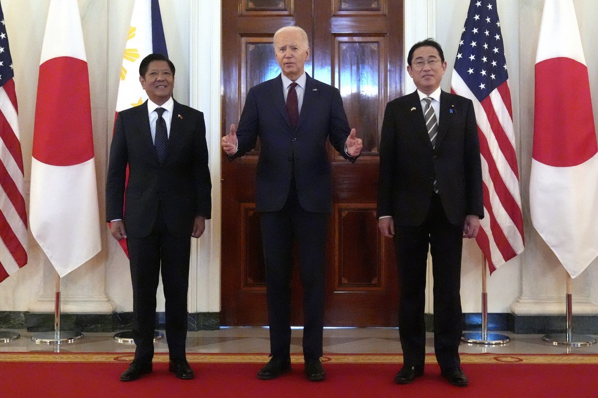페르디난도 마르코스 주니어 필리핀 대통령과 조 바이든 미국 대통령, 기시다 후미오 일본 총리(왼쪽부터)가 11일(현지시간) 미국 워싱턴 백악관에서 첫 3국 정상회의를 갖고 있다. AP 뉴시스