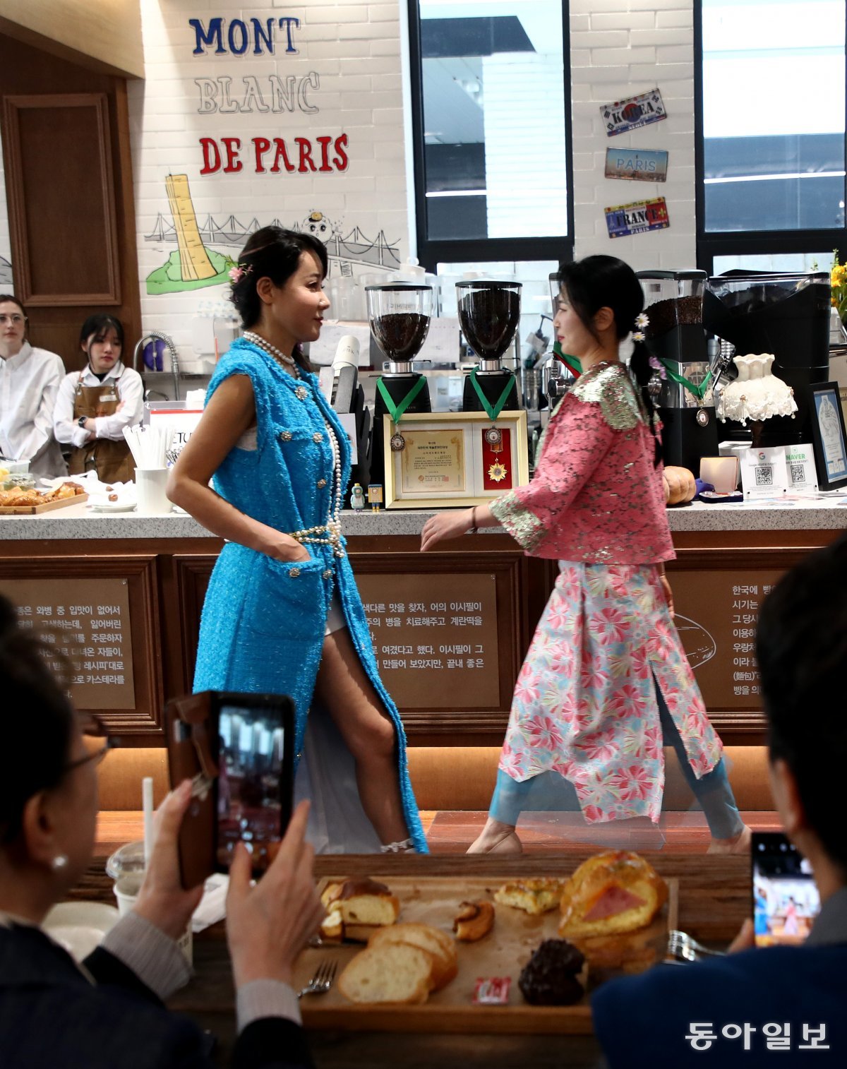 Senior models are walking the runway moving from a beauty shop in Apgujeong-dong, Gangnam-gu to a cafe.  Reporter Jeon Young-han scoopjyh@donga.com