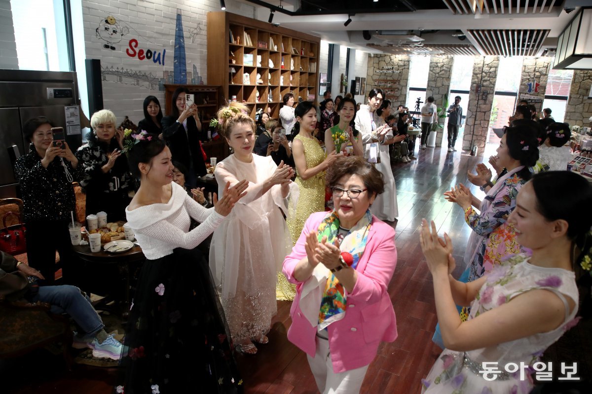 Designer Seol Young-hee (pink, center) is doing a panele after finishing the Senior Unique Fashion Show.  Reporter Jeon Young-han scoopjyh@donga.com