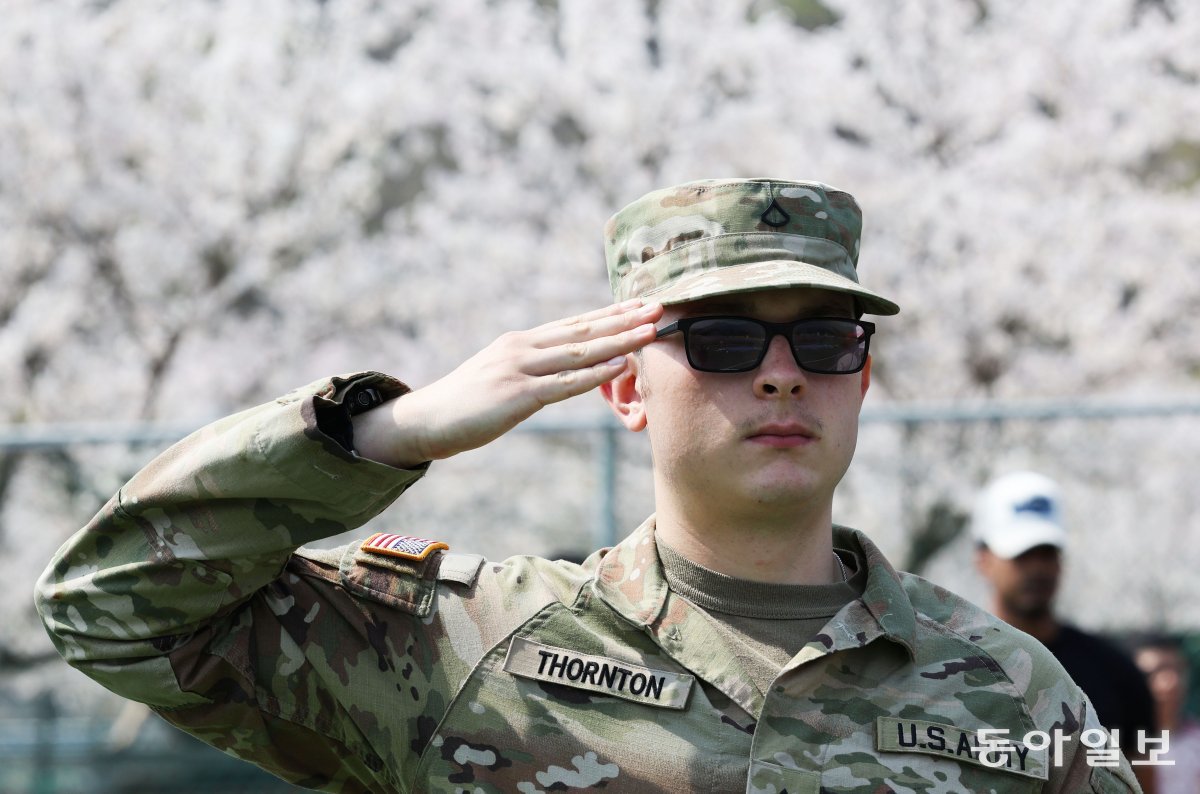 12일 한 미군 장병이 축제 시작 전 미국 국가가 울려 퍼지자 경례하고 있다. 동두천=박형기 기자 oneshot@donga.com