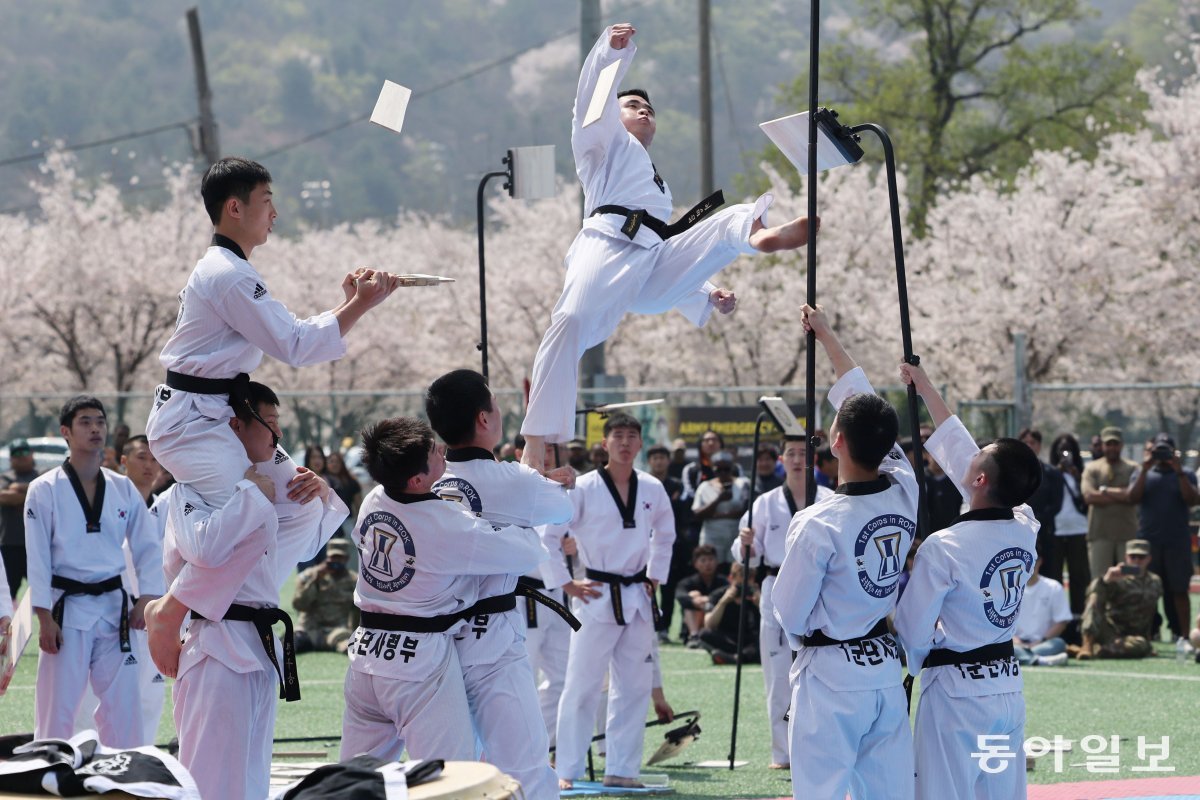 12일 한국 육군 1군단 소속 태권도 시범 부대 장병들이 태권도 퍼포먼스를 선보이고 있다. 동두천=박형기 기자 oneshot@donga.com