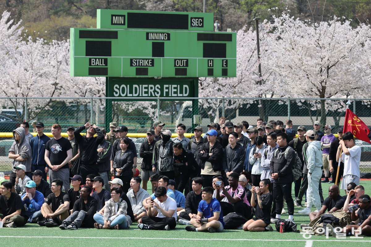 12일 한미 장병들이 캠프 케이스 ‘솔져스 필드’ 연병장에서 태권도 공연을 관람하고 있다. 동두천=박형기 기자 oneshot@donga.com