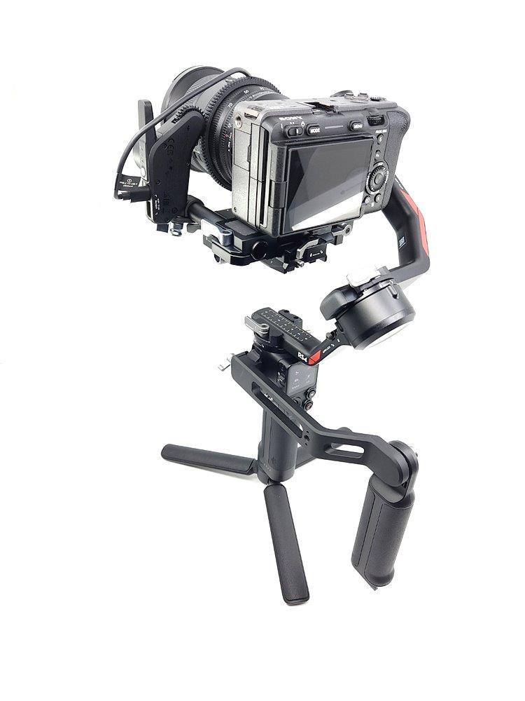 DJI RS4에 소니 FX3 카메라를 연결한 모습 / 출처=IT동아