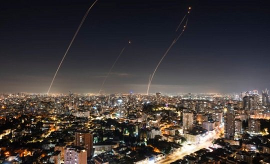 이스라엘군이 지난해 11월 5일 아이언돔 방공시스템을 사용해 가자지구에서 발사된 로켓을 요격하고 있다. 사진=뉴시스