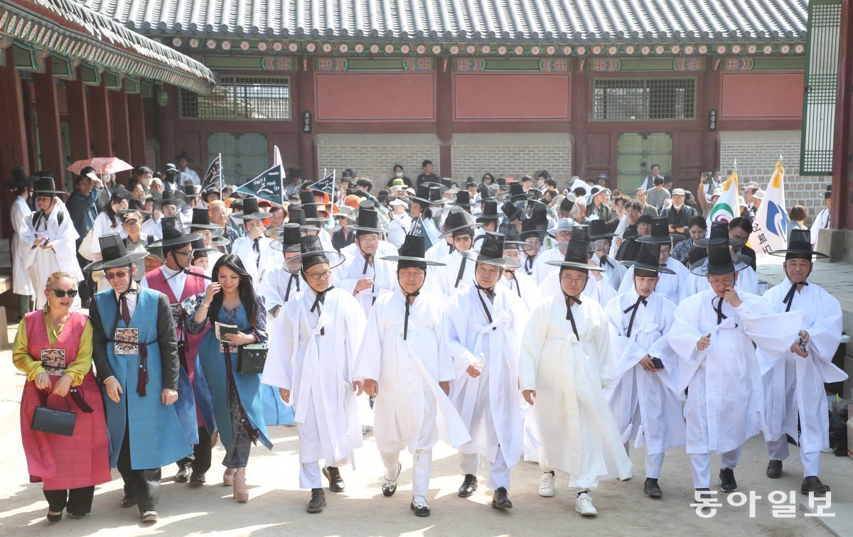 선비 복장으로 개막식에 참석한 내외빈과 귀향길 재현 학생들이 경복궁을 힘차게 출발하고 있습니다.