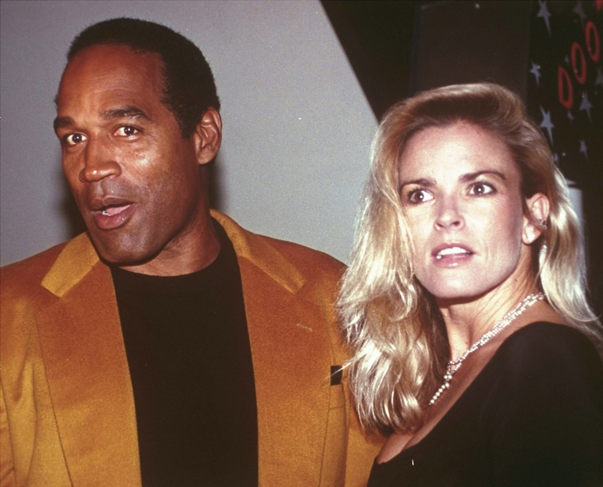 O J 심프슨(왼쪽)과 두 번째 부인이던 니콜이 1993년 뉴욕의 한 행사장에서 포즈를 취하고 있다. 뉴욕=AP 뉴시스