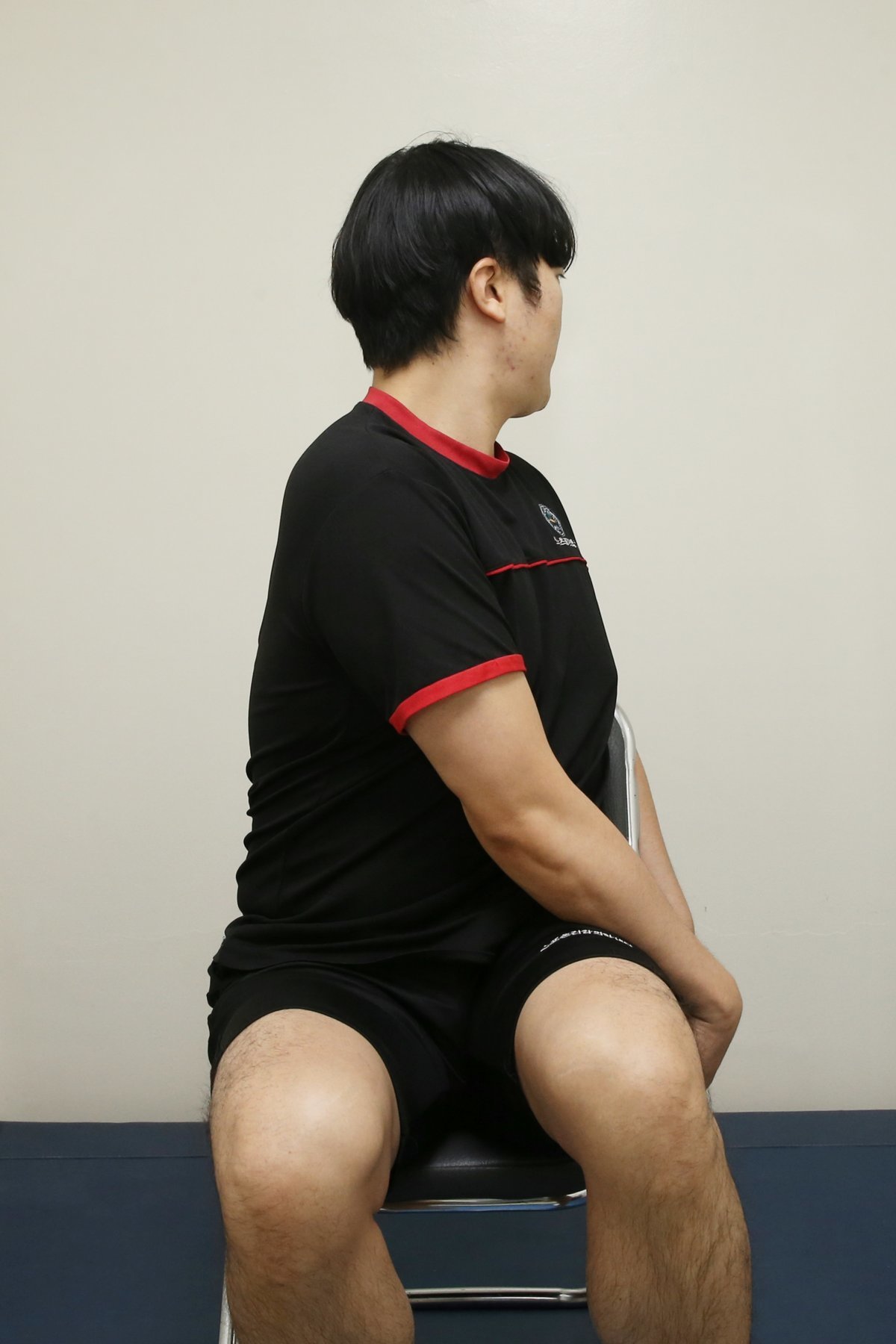 ⑤ 몸통 회전 운동=의자에 앉아 상체를 양쪽으로 회전시킨다.