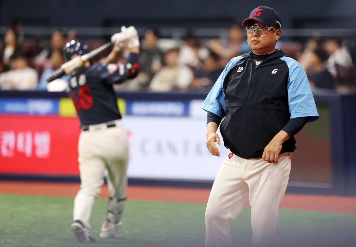 12일 오후 서울 고척스카이돔에서 열린 2024 신한은행 SOL뱅크 KBO리그 롯데 자이언츠와 키움 히어로즈의 경기, 7회초 1사 만루 상황 롯데 김태형 감독이 대타 작전을 지시하고 있다. 2024.4.12 뉴스1