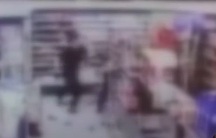 숏컷 편의점 아르바이트생을 폭행하던 A 씨의 모습이 폐쇄회로(CC)TV에 찍혔다. 뉴시스