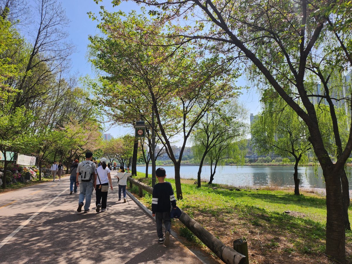 경기 수원시 광교호수공원 모습. 2024.4.13. 뉴스1