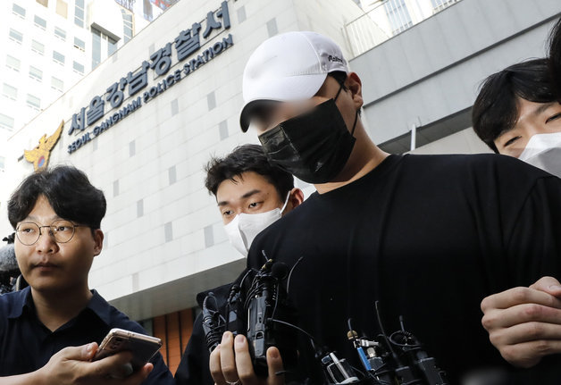 롤스로이스를 몰다 행인을 치어 숨지게 한 20대 남성 신모씨가 서울 강남경찰서에서 호송차로 향하고 있다. 뉴스1