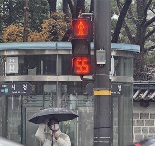 시청역 앞에 설치된 적색 잔여시간 표시 신호등. (서울시 제공)
