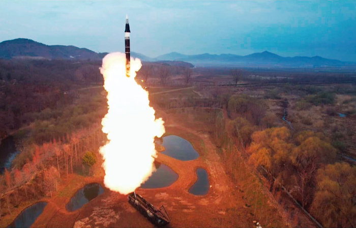 북한은 4월 2일 신형 중장거리 고체연료 극초음속탄도미사일 시험발사에 성공했다. [뉴시스]