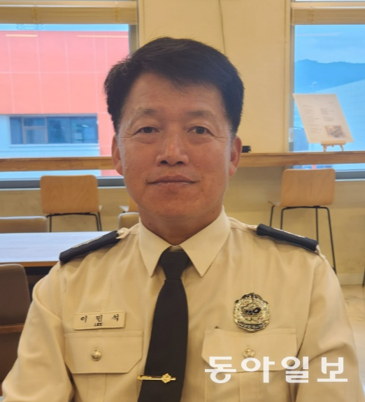 이민석 전남소방본부 소방행정팀장이 11일 전남 장흥군 본부청사에서 세월호 참사 당시 팽목항 지원활동에 대해 말하고 있다. 장흥=이형주 기자 peneye09@donga.com