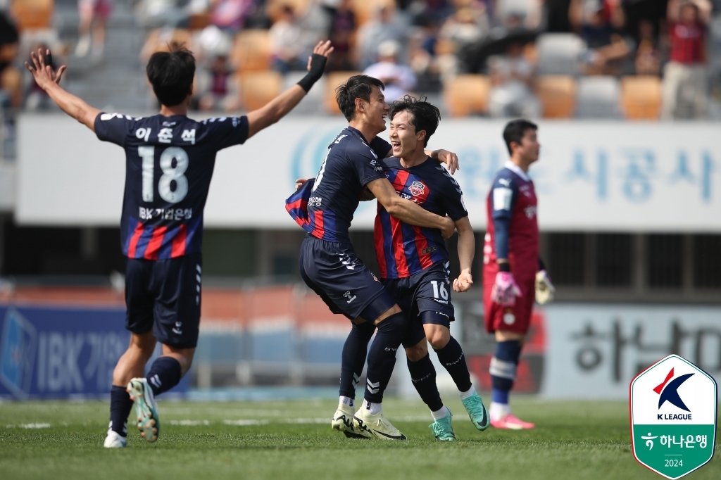수원FC가 대전 하나시티즌을 꺾으면서 올 시즌 첫 홈경기 승리를 달성했다. (한국프로축구연맹 제공)