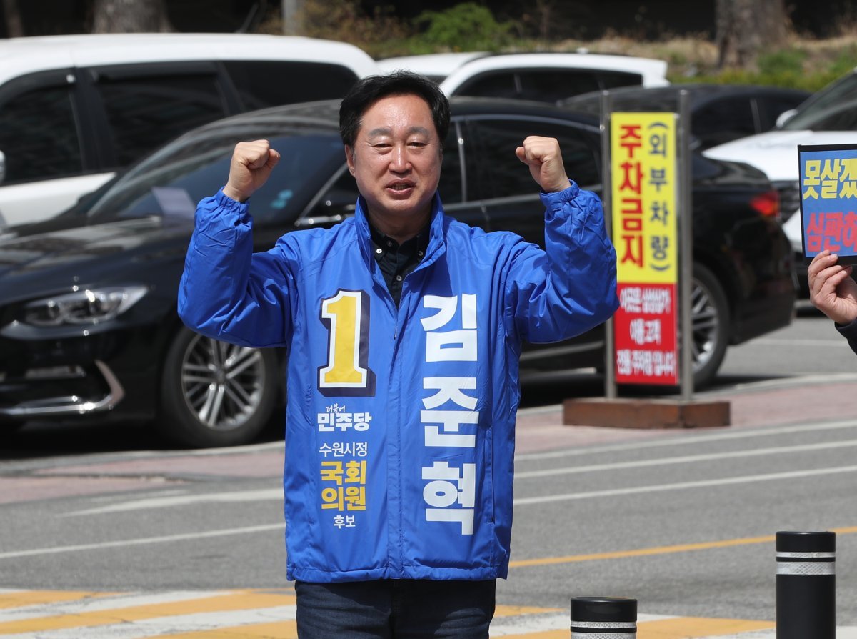 Democratic Party candidate Kim Jun-hyuk, who is running for Suwon-jeong, Gyeonggi-do, in the 22nd National Assembly election, is greeting citizens at Samsung 1st Apartment in Yeongtong-gu, Suwon-si, Gyeonggi-do on the morning of the 2nd.  2024.4.2/News 1