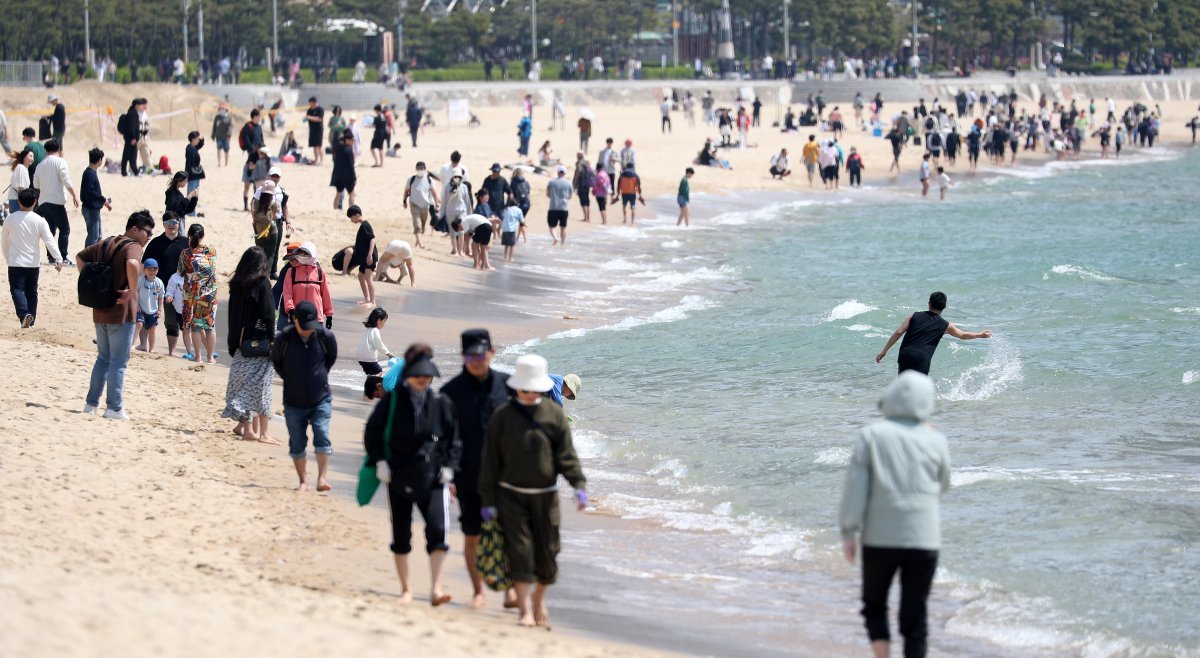 전국적으로 초여름 날씨를 보인 14일 부산 해운대해수욕장을 찾은 관광객 등 시민들이 물놀이를 즐기고 있다. 2024.4.14/뉴스1