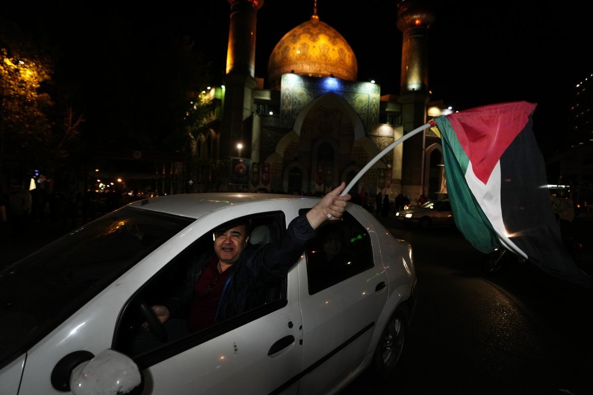 이란 수도 테헤란에서 14일(현지시간) 열린 반이스라엘 집회에 참가한 한 운전자가 팔레스타인 깃발을 흔들고 있다. 테헤란=AP 뉴시스