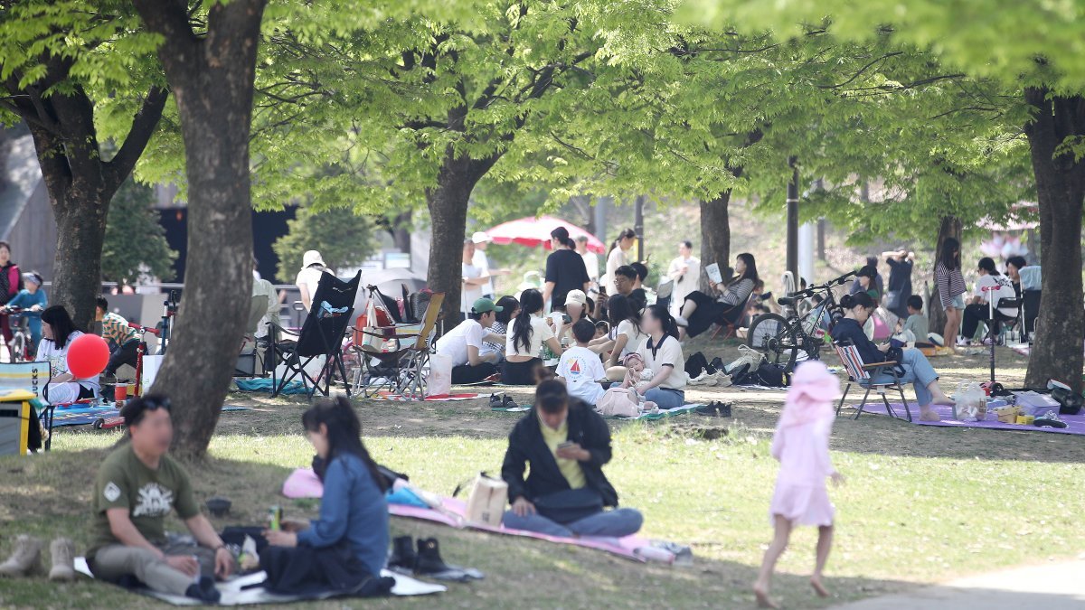 전국적으로 초여름 날씨를 보인 14일 서울 여의도 한강공원에서 시민들이 나무 그늘 밑에 텐트를 치고 더위를 식히고 있다. 2024.4.14/뉴스1