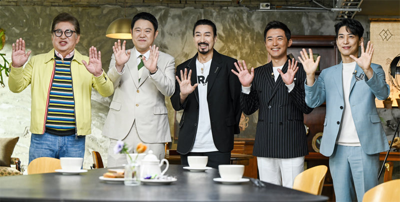 진행자 김용건, 김구라와 출연자 신성우, 안재욱, 김원준(왼쪽부터)이 스튜디오에서 손을 흔들고 있다. 채널A 제공