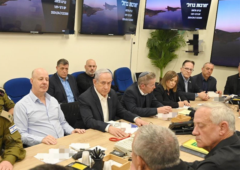 이란의 공습이 시작된 뒤 14일(현지시간) 베냐민 네타냐후 이스라엘 총리(왼쪽에서 두 번째)가 전시내각 회의를 주재했다. 그는 "누구든 우리에게 해를 끼치면 공격할 것"이라고 말했다. 이스라엘 총리실 제공