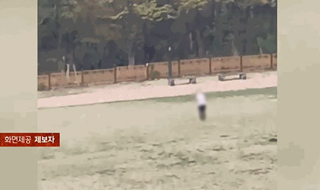 12일 서울 송파구 풍납동 토성에서 골프 연습하는 남성을 목격되기도 했다. JTBC ‘사건반장’ 갈무리