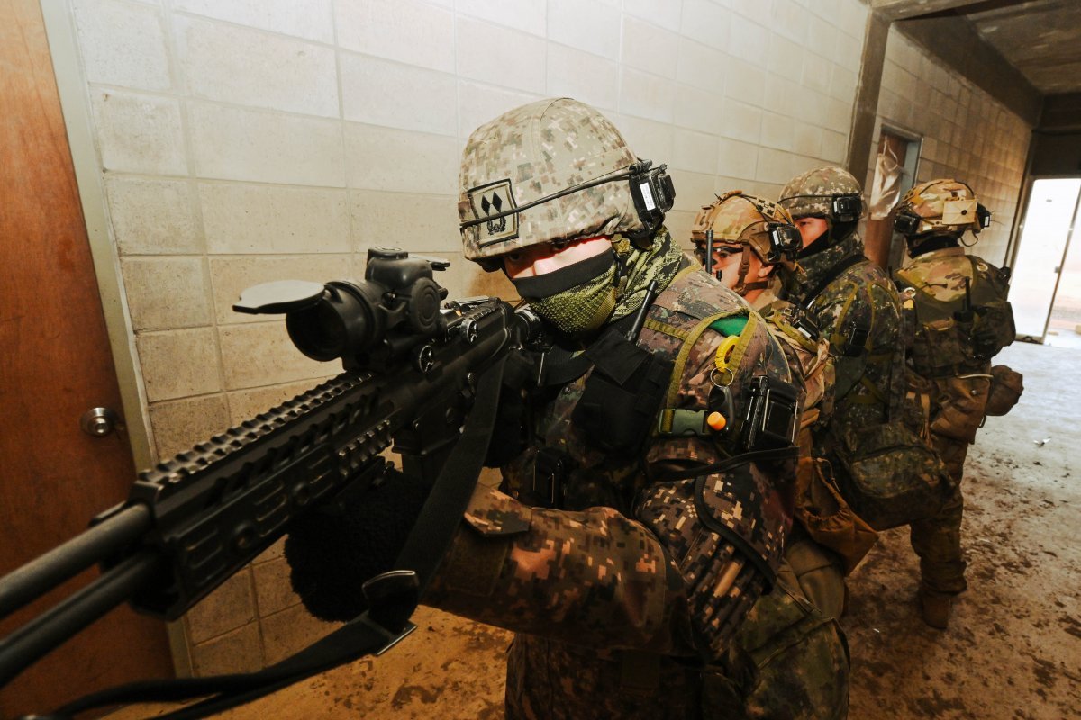 강원 인제군에 위치한 육군 과학화전투훈련장에서 한미 연합 KCTC 훈련에 참가한 장병들이 장갑차 건물 내 적을 소탕하고 있다. (육군 제공) 2023.12.10/뉴스1