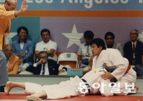 하형주가 1984년 LA 올림픽에서 상대 선수를 제압하고 있다. 동아일보 DB