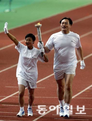 2002년 부산 아시아경기 때 북한 계순희(왼쪽)과 함께 공동 성화 점화자로 나선 하형주.   동아일보 DB