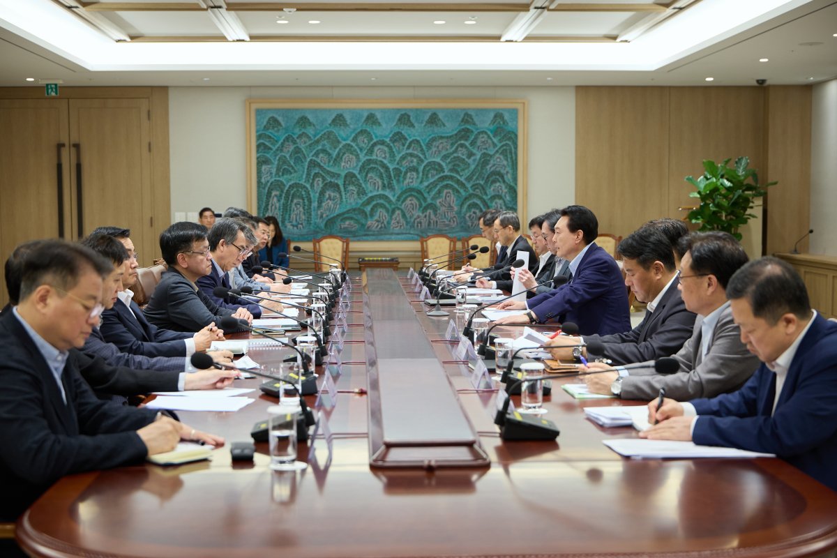 윤석열 대통령이 14일 용산 대통령실에서 중동 사태에 따른 긴급 경제·안보 점검회의를 주재하고 있다. (대통령실 제공) 2024.4.14.뉴스1