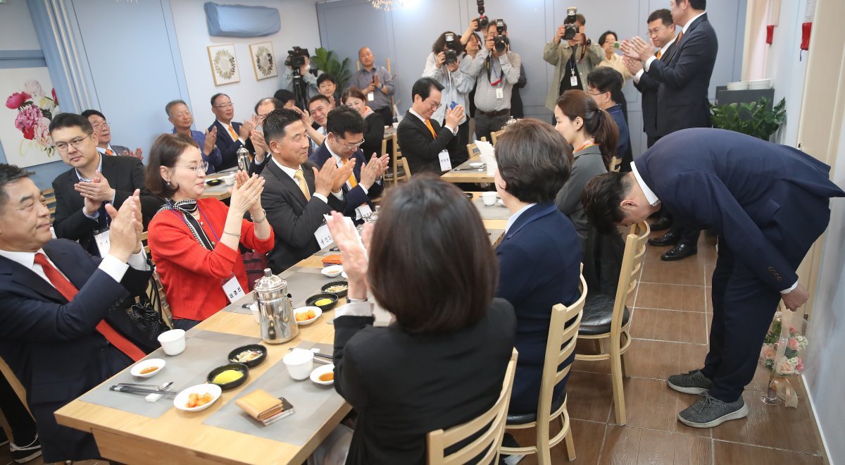 이준석 개혁신당 대표가 15일 오전 서울 여의도 한 식당에서 열린 제22대 국회의원선거(총선) 출마자 격려 오찬에서 참석자들을 향해 감사 인사를 하고 있다. 2024.4.15/뉴스1