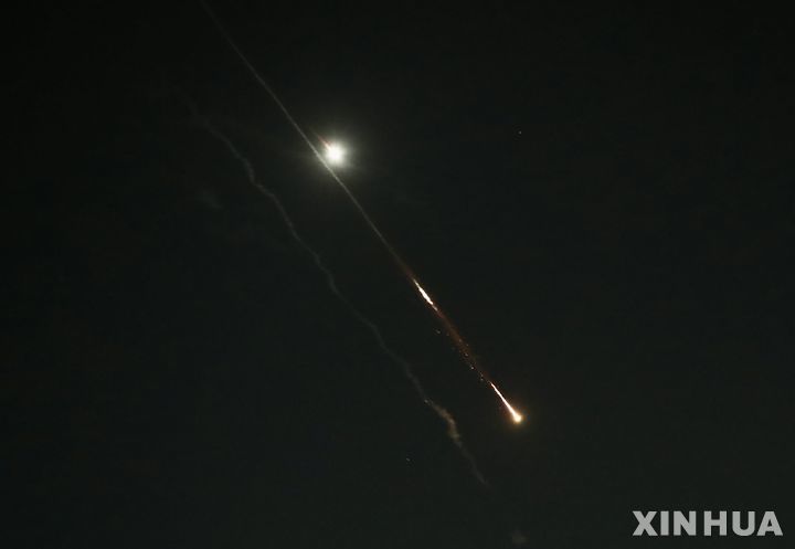14일 새벽 이란이 이스라엘로 발사한 드론과 미사일이 아이언돔 요격으로 공중에서 폭발하고 있다. 2024.04.14.[예루살렘=신화/뉴시스]