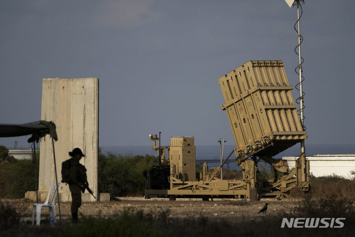 이스라엘 남부 아슈켈론에 배치된 이스라엘의 아이언돔 미사일 방어 시스템 모습.[아슈켈론(이스라엘)=AP/뉴시스]