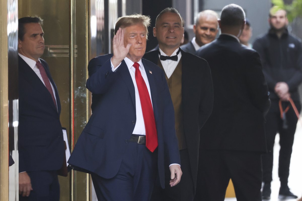 도널드 트럼프 전 미국 대통령이 15일(현지 시각) 맨해튼 법정으로 가기 위해 트럼프 타워를 떠나고 있다. AP 뉴시스