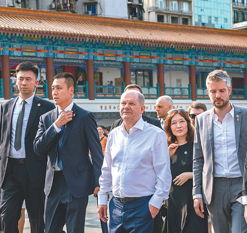 중국을 방문 중인 올라프 숄츠 독일 총리(앞줄 왼쪽에서 세 번째)가 14일 자국 기업 보쉬의 엔진 공장 등이 있는 충칭 도심을 걷고 있다. 충칭=신화 뉴시스